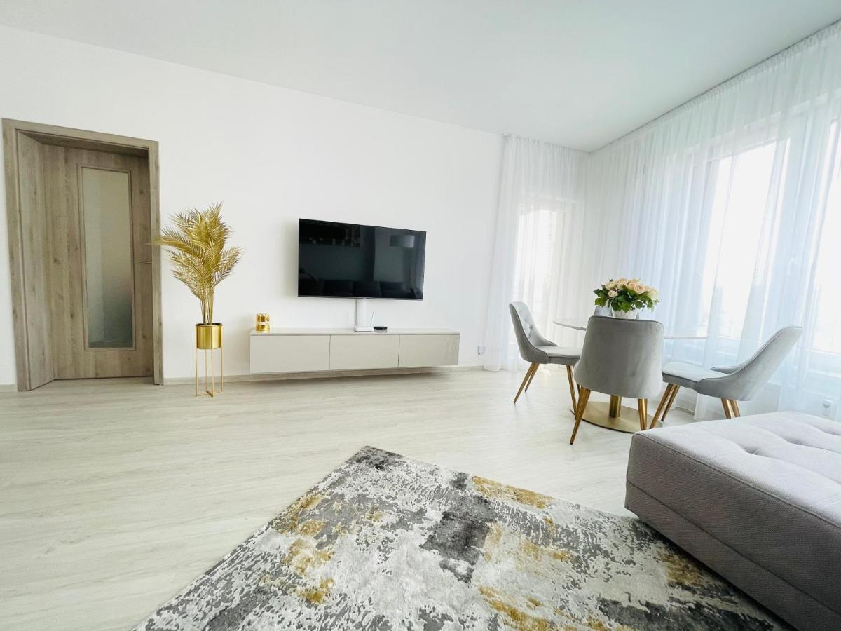 New Luxury City Centre Apartment With Panoramic View, Free Parking Bratislava Luaran gambar