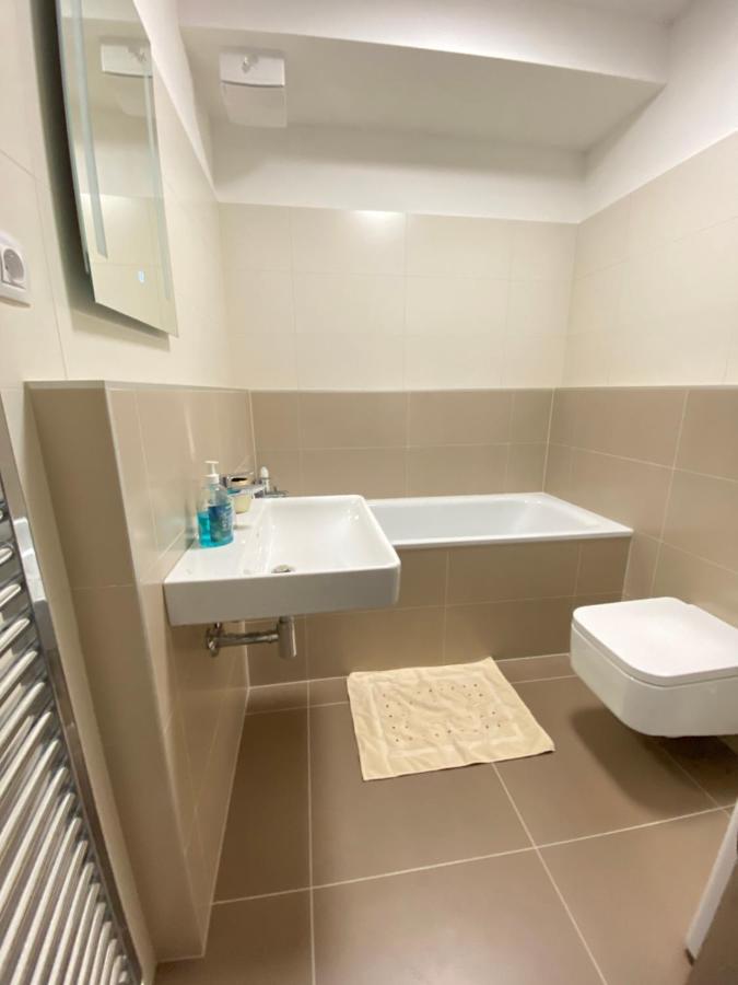 New Luxury City Centre Apartment With Panoramic View, Free Parking Bratislava Luaran gambar