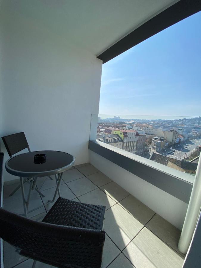 New Luxury City Centre Apartment With Panoramic View, Free Parking Bratislava Luaran gambar