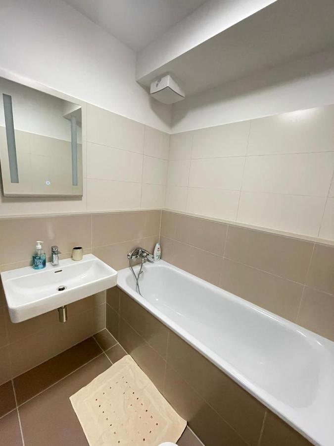 New Luxury City Centre Apartment With Panoramic View, Free Parking Bratislava Luaran gambar